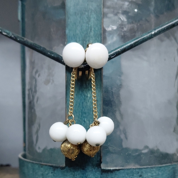 Jewelry - Vintage White and Gold Dangle Clip On Earrings